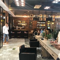 -天下皇剪新潇洒美容美发