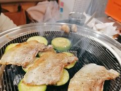 -围炉肉舍•炭烤活鳗•丹东海鲜烤肉(步行街店)