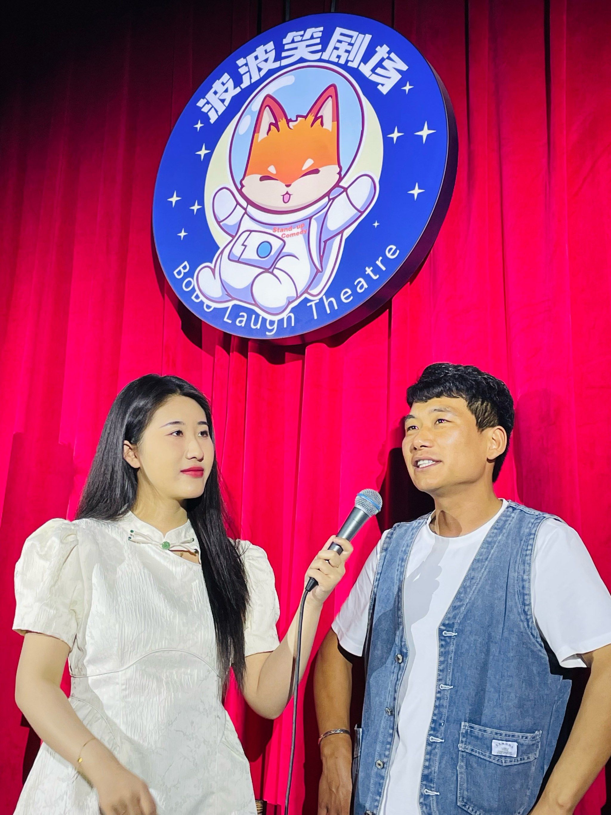 笑弯了腰就是笑折叠了呗…

当天场次是一个主持四个演员 每人各