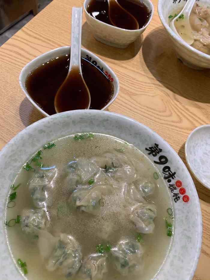 第9味老上海馄饨(车陂店)-"[薄荷]环境:店铺虽小五脏俱全干净的.