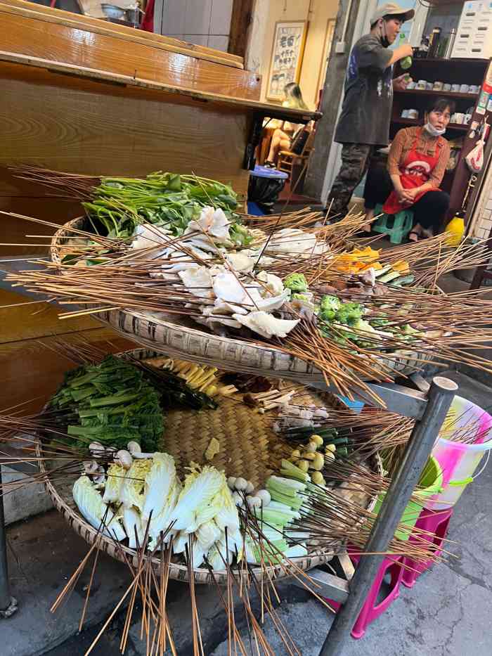 nana两个人坐同一边有点挤,不过板凳很稳固misterlee菜品一如既往的好