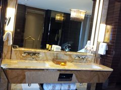 上海浦东丽思卡尔顿-北外滩套房主卧浴室洗漱台-上海浦东丽思卡尔顿酒店