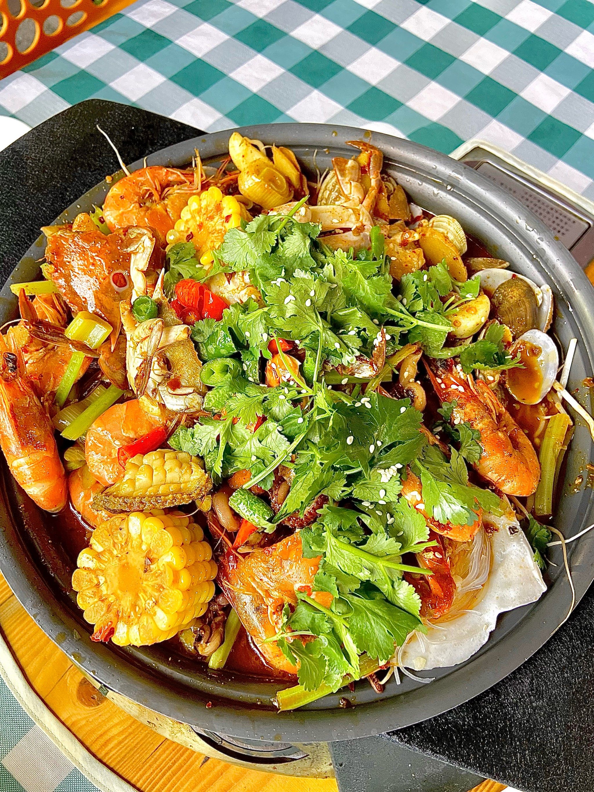 又来打卡深圳老字号美食～

这次是位于福永蚝业路街边的海鲜大