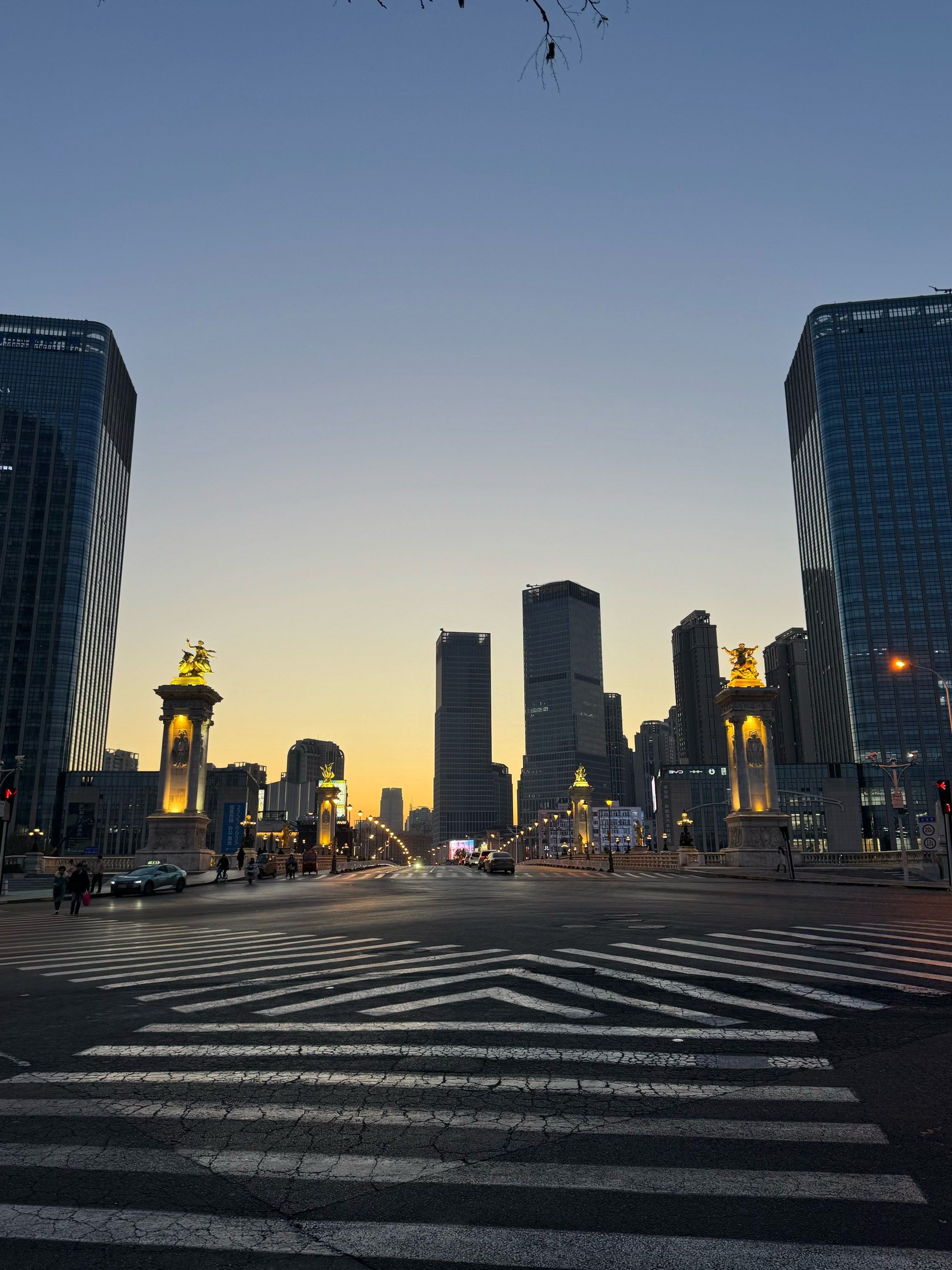 今年北方冬日,
夕阳西下,
漫步在北安桥头