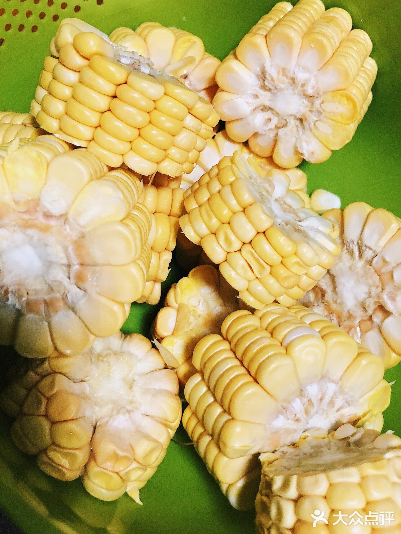 🥕营养美味胡萝卜玉米猪骨汤，🌽色香味俱全
