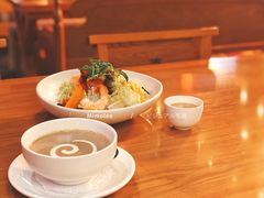 鱼子酱大虾沙拉-MR.ROCKY洛奇先生RESTAURANT&BAR(宝安壹方城店)