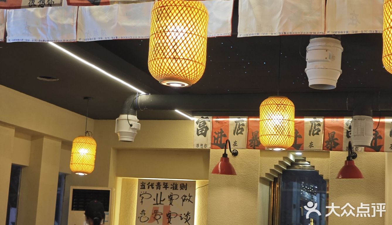 基本上都是附近学生来吃，人气还不错的，人均三四十