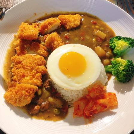 打卡单位附近新开的咖喱拌饭中午和同事一起去吃口味不错没有吃完唯一