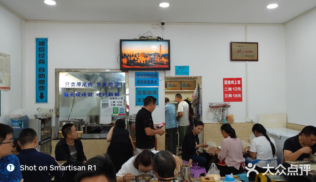 10点来，国庆第四天，高德导航到，右边有车库方便停车