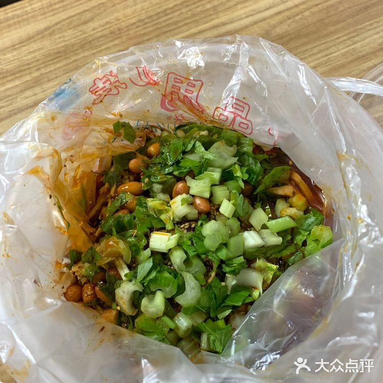 一排餐厅商铺上。但其实并不是特别显眼的位置，排队还好