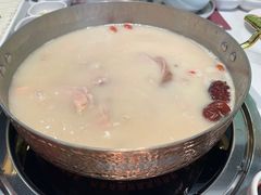 -洪氏嗨捞·广东猪肚鸡·椰子鸡火锅(西咸万象城店)
