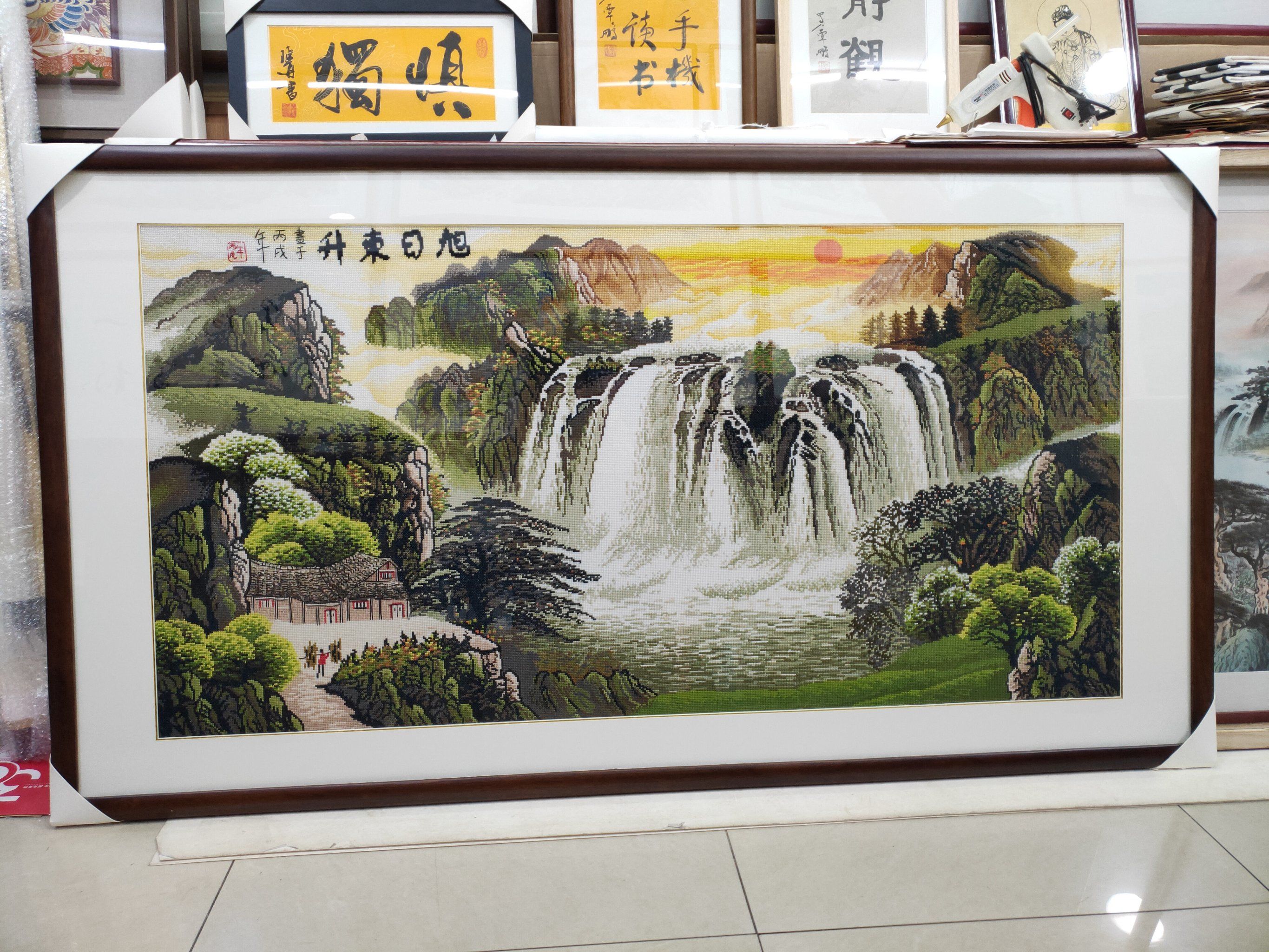 十字绣框装裱好欣赏  墙角美画挂