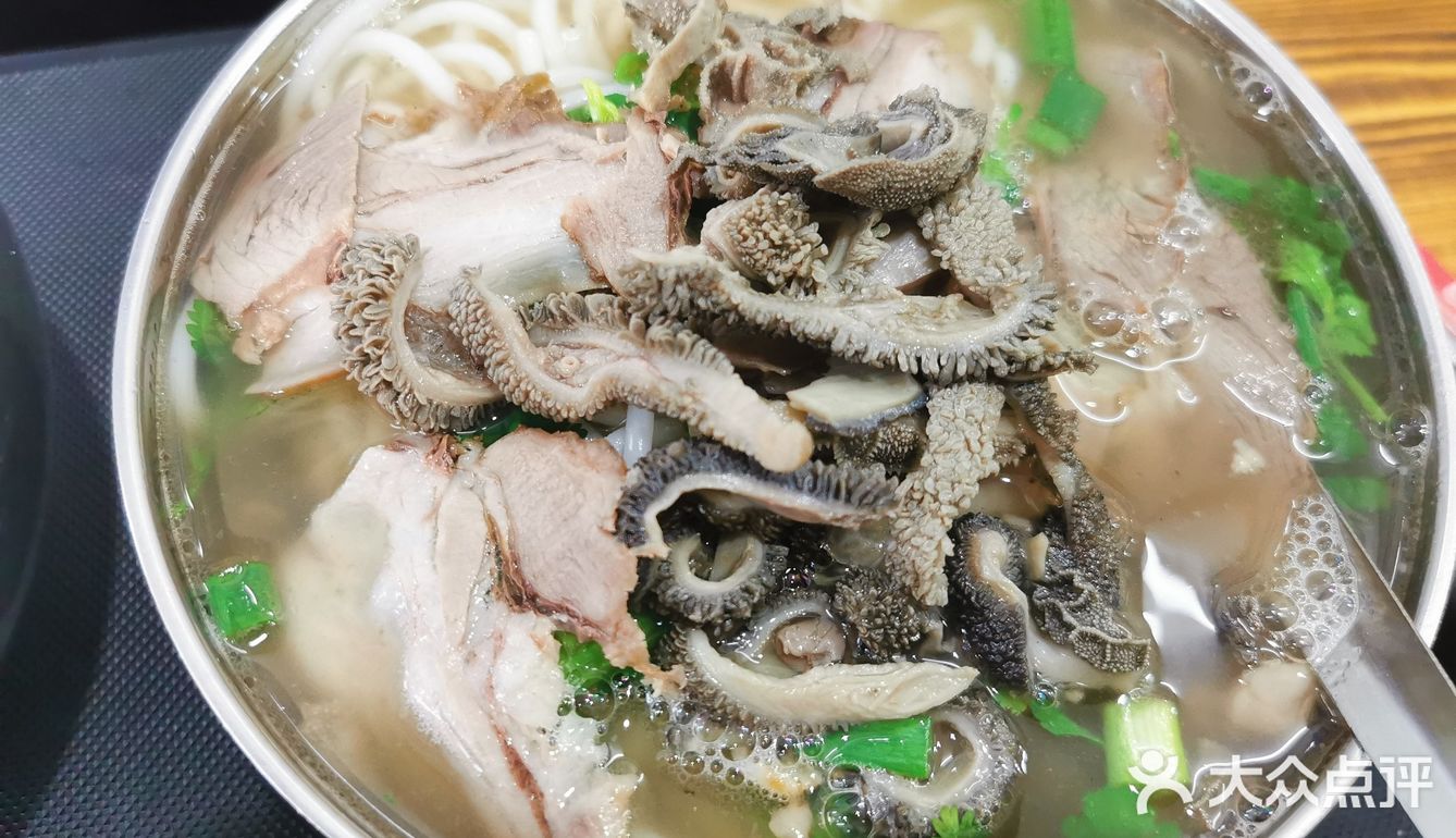 探店万老五羊肉粉