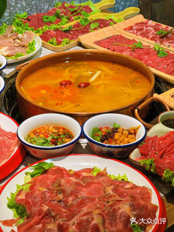 丽江风情与田村酸汤牛肉火锅