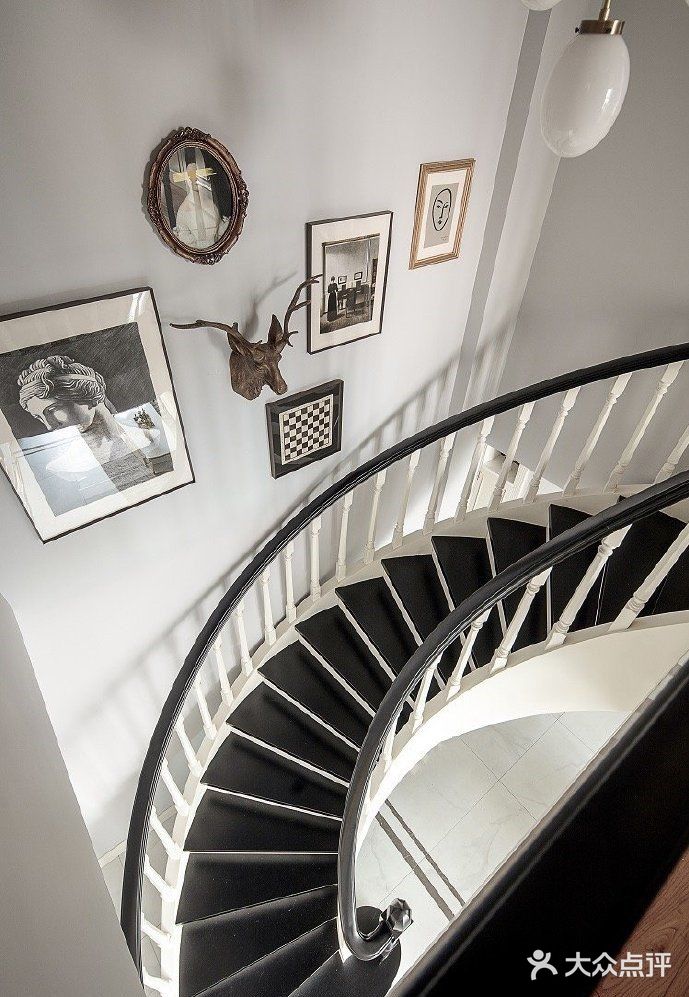 柔和色调的冰川灰色作为墙面的背景，没有那么冷峻的感觉