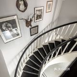 柔和色调的冰川灰色作为墙面的背景，没有那么冷峻的感觉