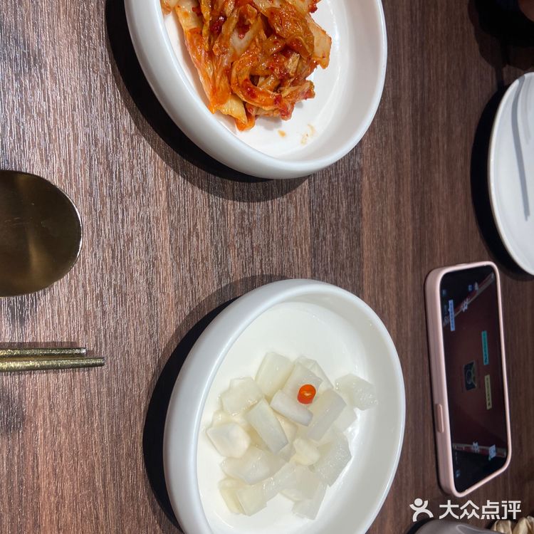 这家店专门吃韩料的，我们点了一份双人餐。小菜上的挺多的