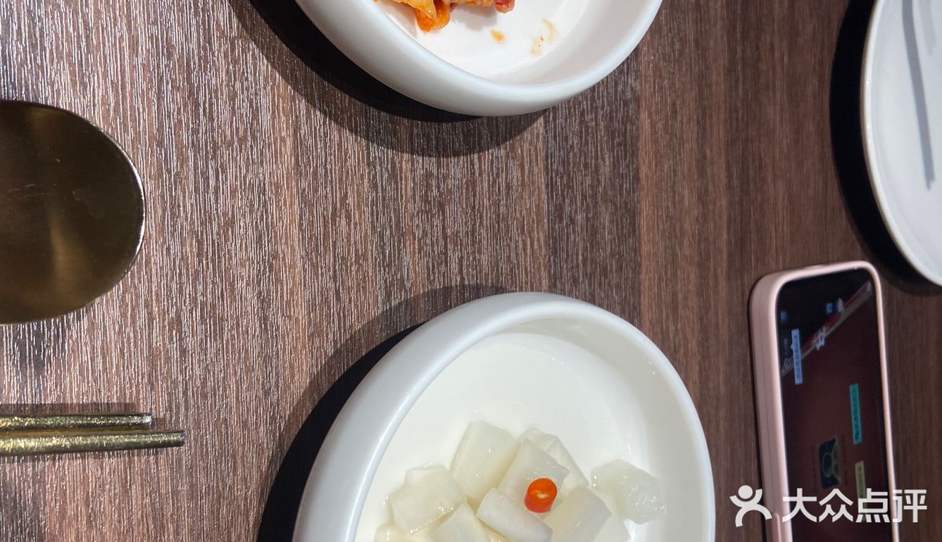 这家店专门吃韩料的，我们点了一份双人餐。小菜上的挺多的