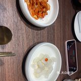 这家店专门吃韩料的，我们点了一份双人餐。小菜上的挺多的