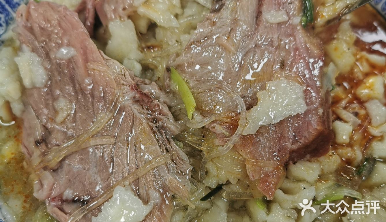 只要营业随时都时都有免费的茶水和泡馍汤，自己去打