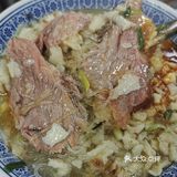 只要营业随时都时都有免费的茶水和泡馍汤，自己去打