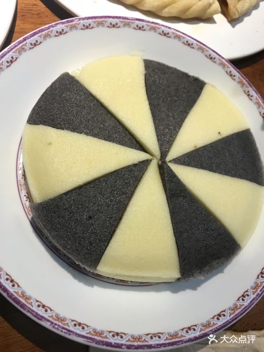 美疆歌舞主题餐厅(江南环球港店)双色小米糕图片