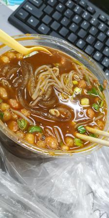 中午叫的外卖沐厨水饺店里的酸辣粉我比较喜欢味道不错还有花生豆一般