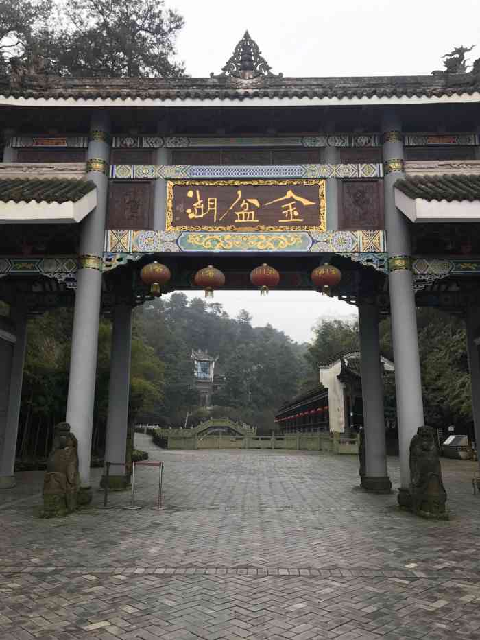 因为是十一长假期间路上的车太多了慢慢爬上山天都黑