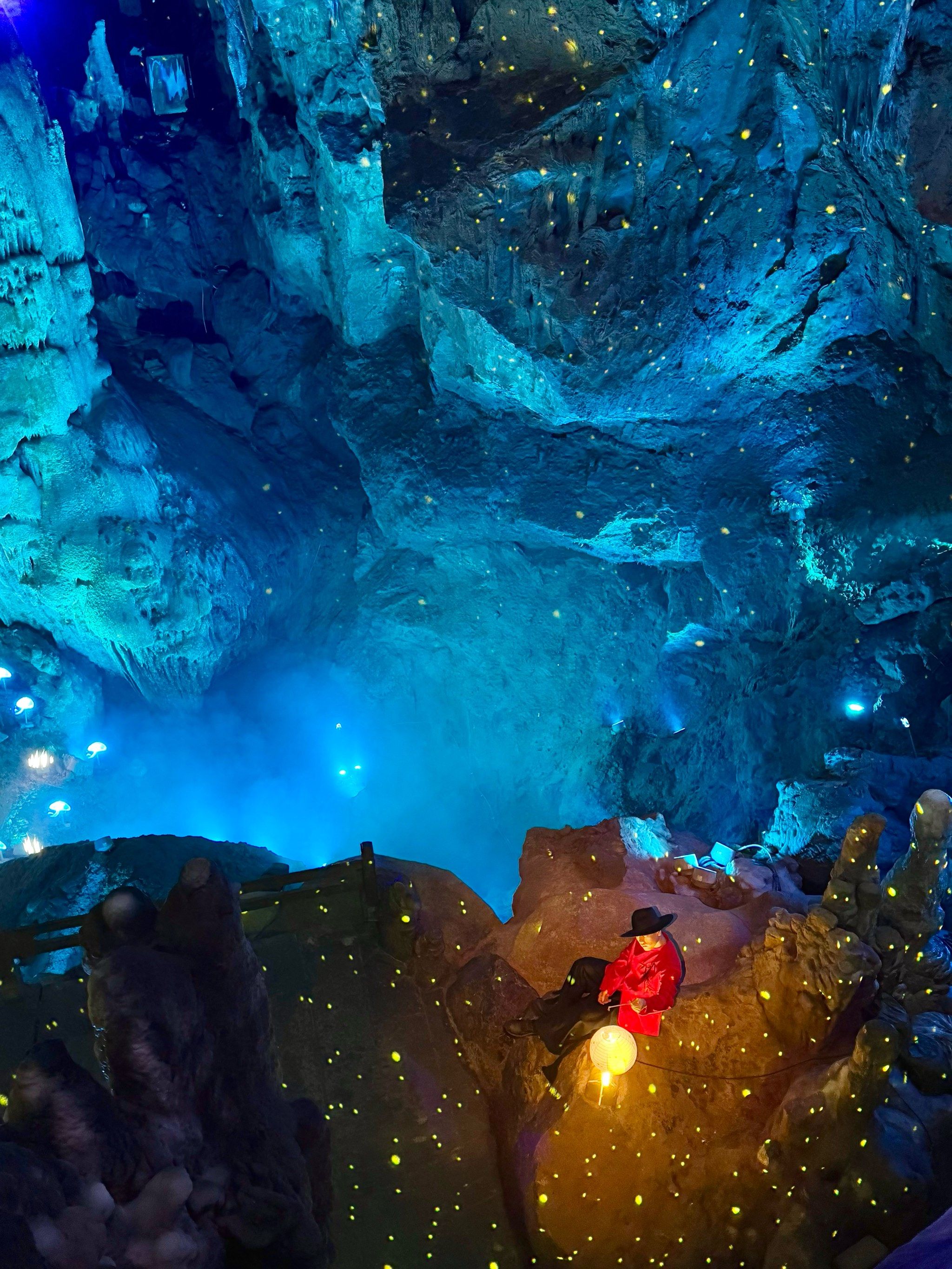 灯光下的溶洞,美得像画