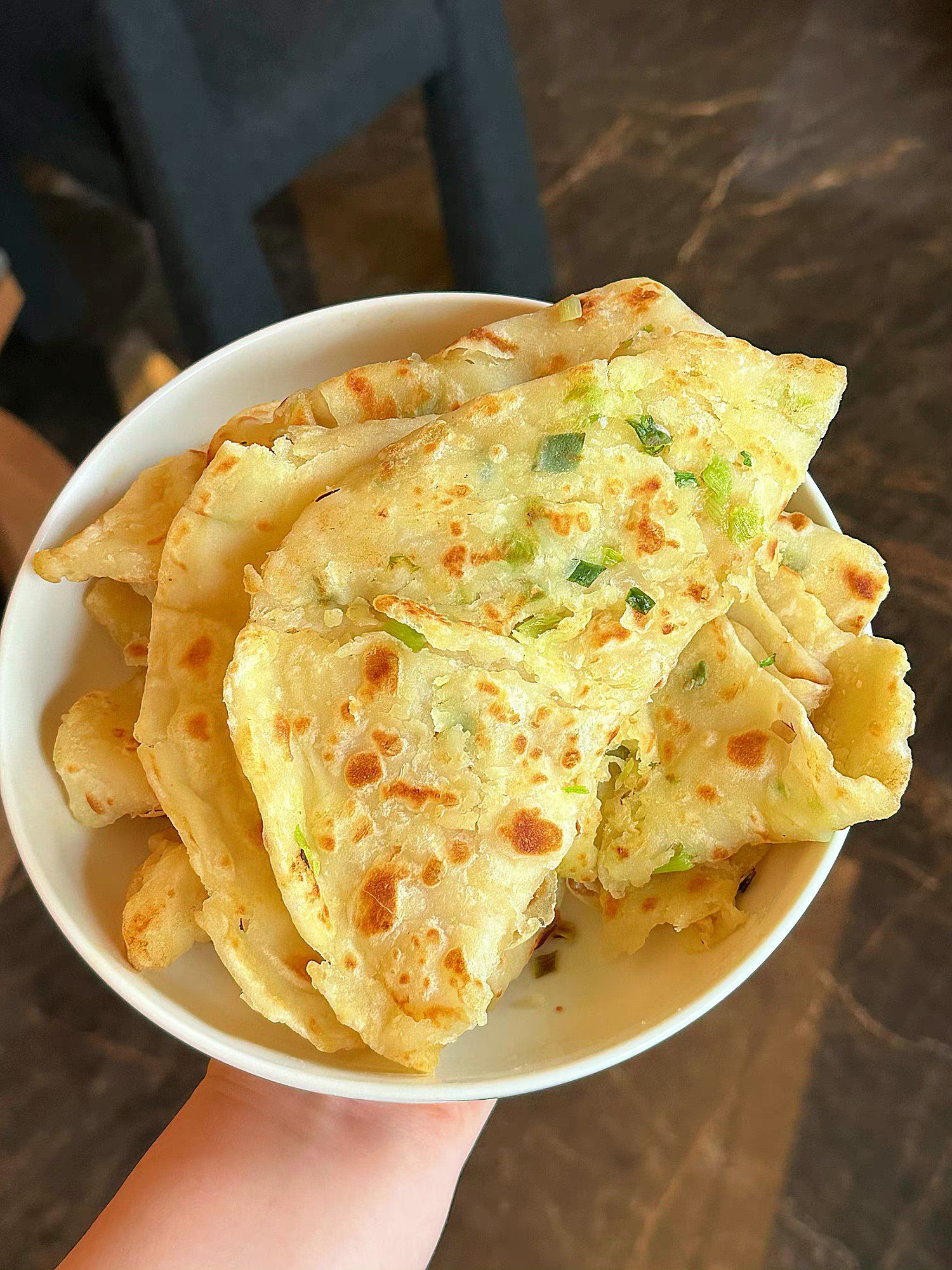 真的很爱家里的这种烙饼,只放葱花和盐