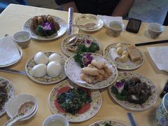 最好吃的是右上角甜点白色长条的额那个-听鹂馆饭庄(颐和园店)