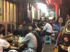 等位区-朱氏胖子烂火锅(洪崖洞店)