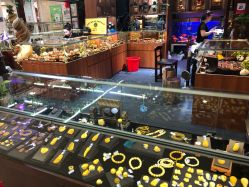 -灵彩珠宝(朗香街店)