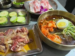 -围炉肉舍•炭烤活鳗•丹东海鲜烤肉(步行街店)