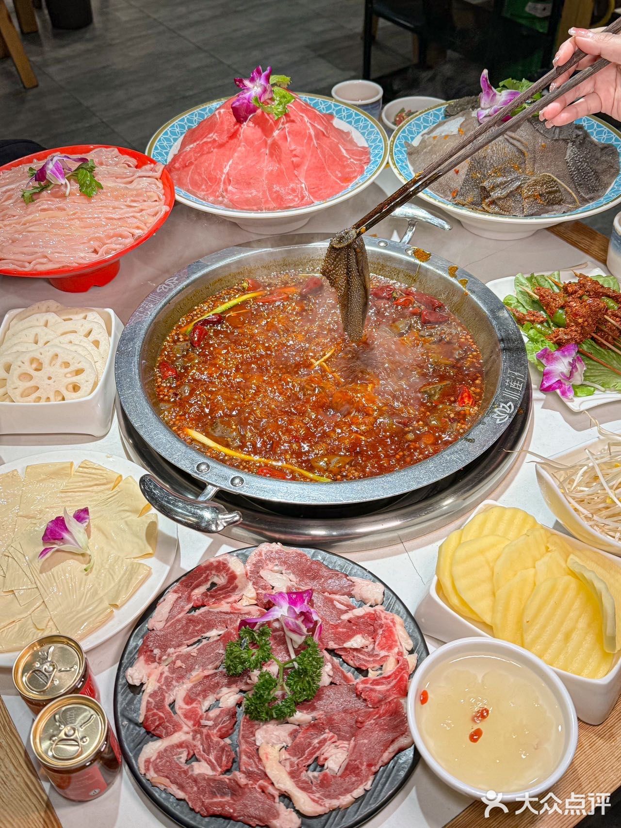 成都人都爱吃的老火锅，果真香的很！