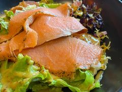 烟熏三文鱼色拉-YUE·6·西式融合餐厅(外滩六号店)