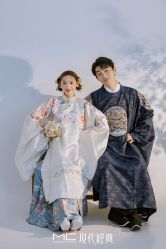 -现代经典婚纱摄影