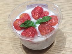 草莓奇亚籽燕麦酸奶杯-巴黎贝甜(龙之梦购物中心虹口店)