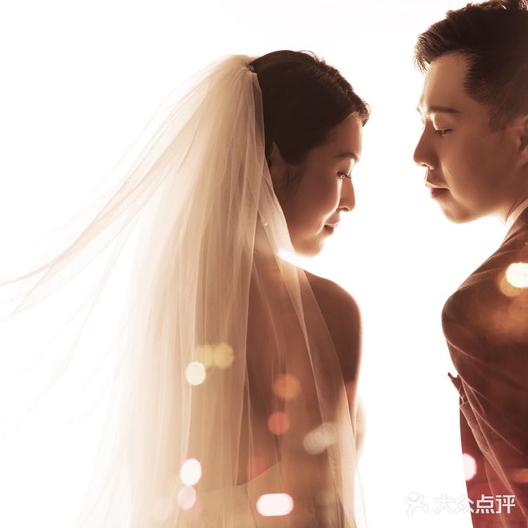 夜景婚纱照的拍摄不仅仅是迷离还有梦幻