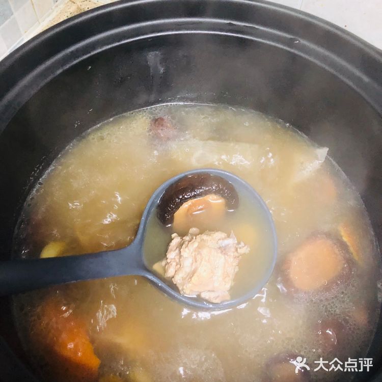 香菇冬瓜排骨肉骨茶  食材：排骨500克、干香菇10
