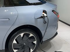 -小鹏汽车(上海静安大融城店)