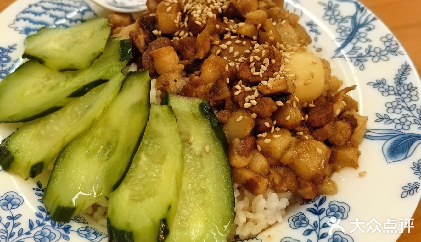 双皮奶口感细腻，奶香十足确实正宗。老板热情贴心