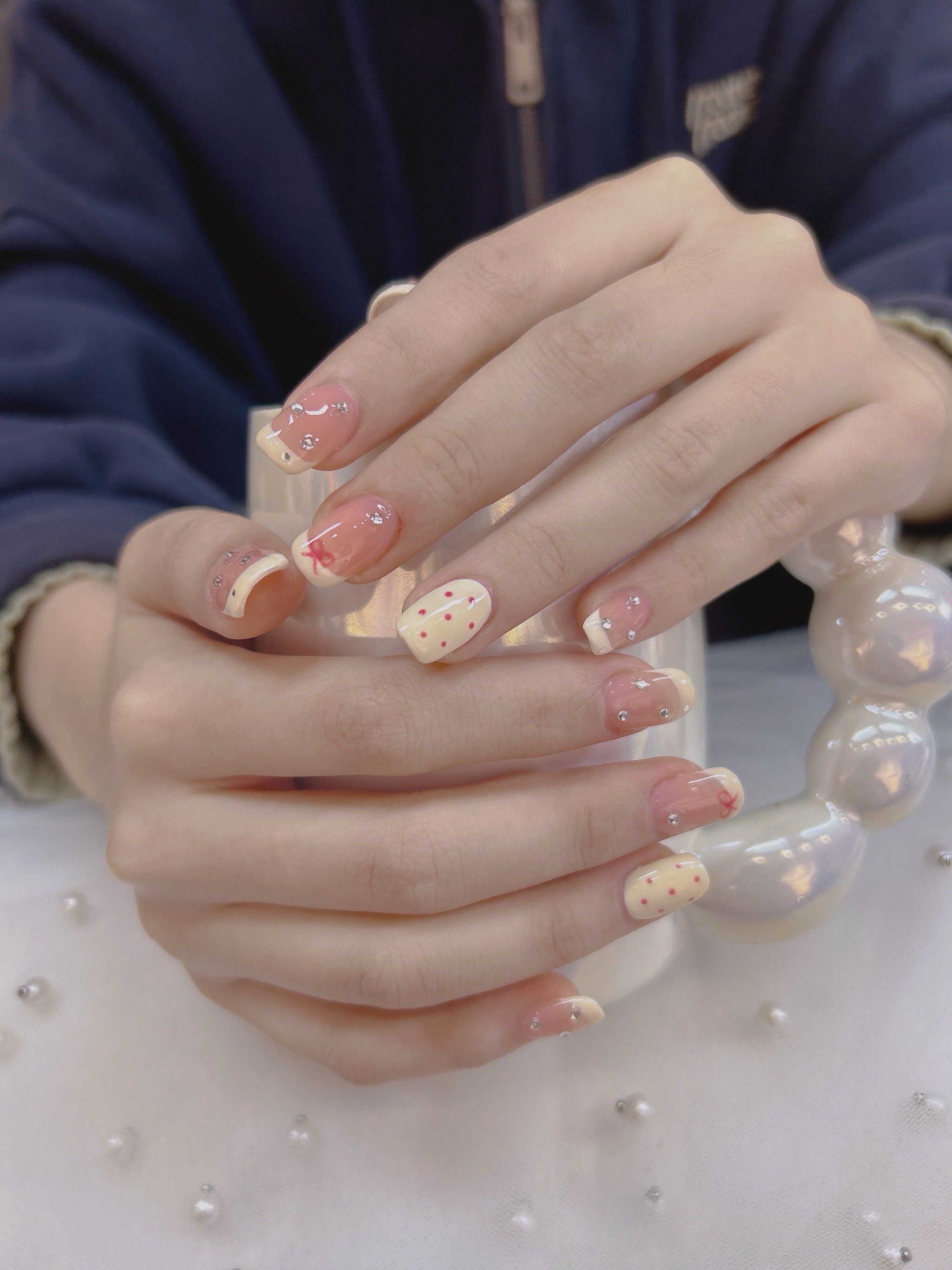 可爱蝴蝶结法式美甲