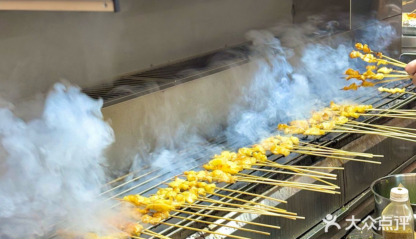 吃个烧烤怎么好多人啊！！(周迅脸)。。。