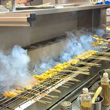 吃个烧烤怎么好多人啊！！(周迅脸)。。。