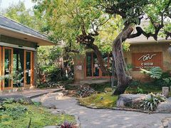 -Chom Cafe and Restaurant