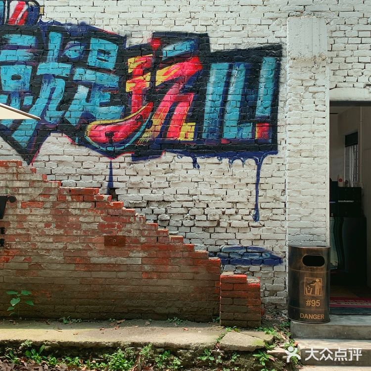 废墟里的超酷机车咖啡店🛺就是开着玩儿