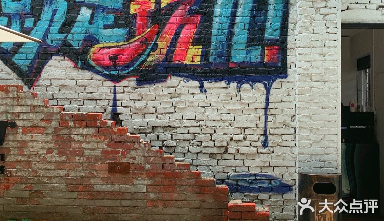 废墟里的超酷机车咖啡店🛺就是开着玩儿