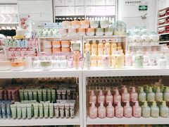 -名创优品(北京新中关购物中心地铁层店)