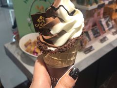 巧克力香草混合甜筒-GODIVA(海岸城店)